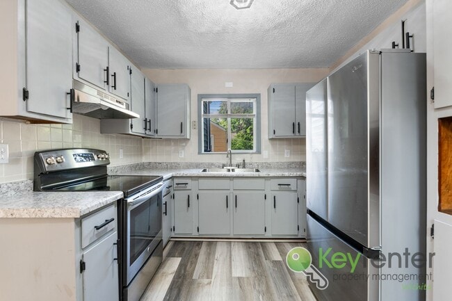 Building Photo - Freshly remodeled 2 bedroom + 2 bonus room...