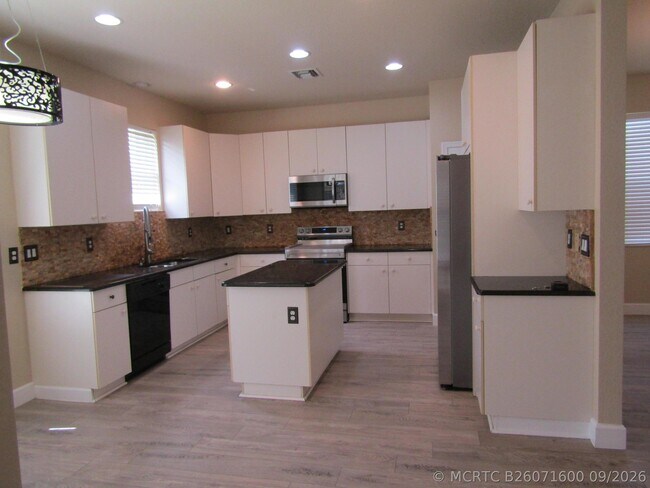 Building Photo - 1756 SW Jamesport Dr