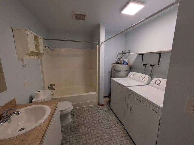 Building Photo - 2 Bed 1 Bath Duplex in Happy Valley!