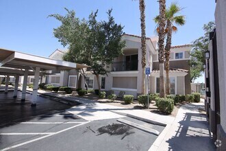 Building Photo - First Floor Condo in Green Valley!