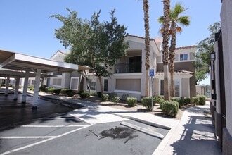 Building Photo - First Floor Condo in Green Valley!