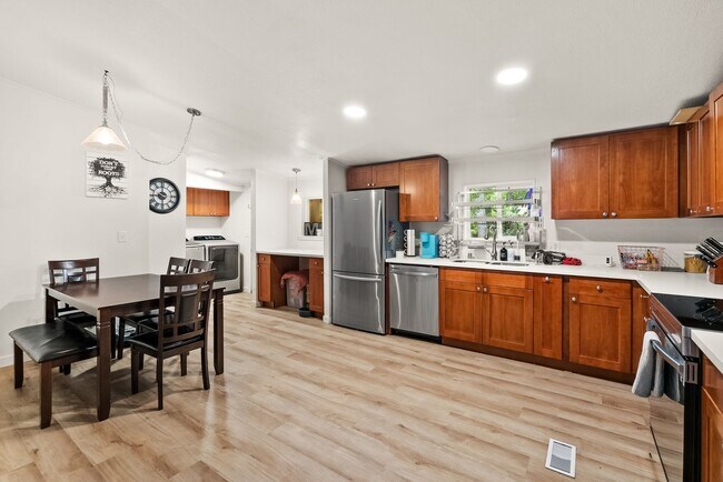 Building Photo - Updated and Spacious 3 bedroom in Timberlakes