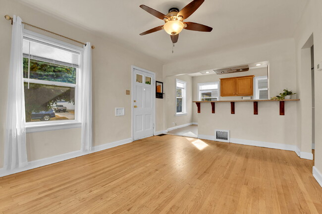 Building Photo - 3 Bedroom 2 Bathroom Home Available August 7th!