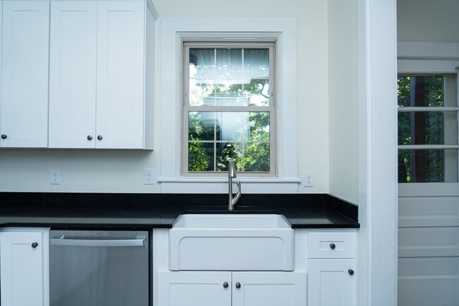 Building Photo - Large 4 Bedroom Home On Oakhurst Circle