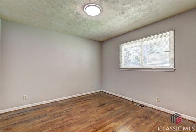 Building Photo - 215 Hubbard St