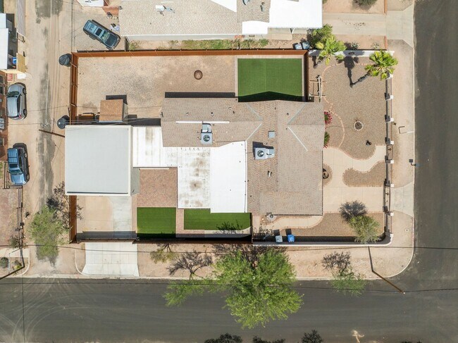 Building Photo - Gorgeous home near UA