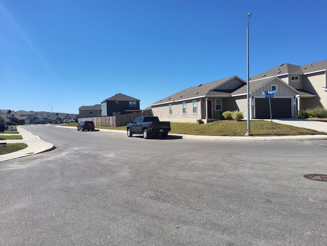 Building Photo - 5802 Rolling Gln