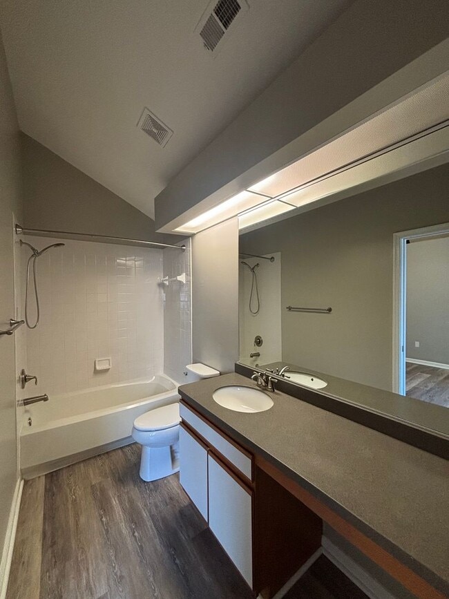 Building Photo - Gorgeous Condo up for rent!