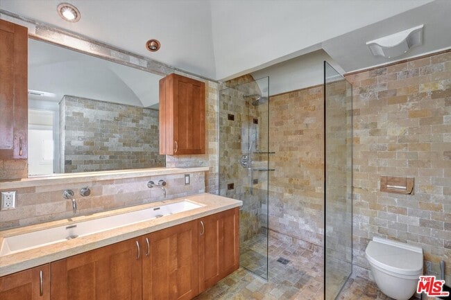 Building Photo - 135 N Gower St