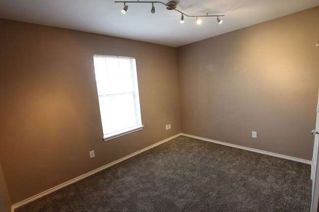 Building Photo - Lease Takeover Opportunity Available! Charming 2 Bed 2 Bath Home! Lindale ISD!