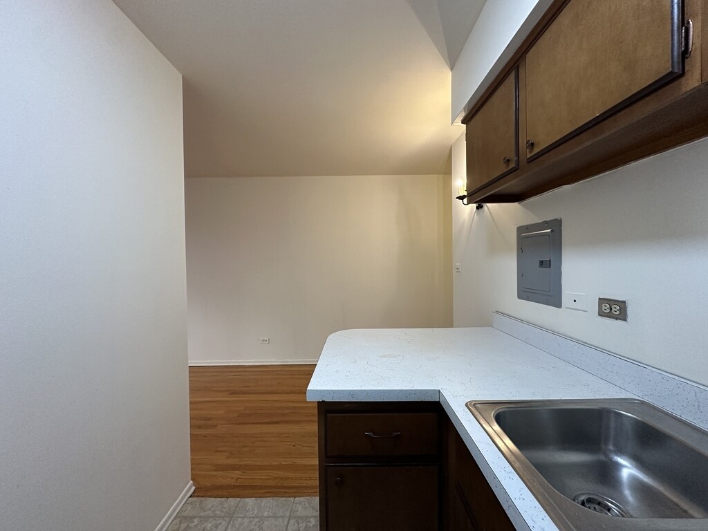 Building Photo - 665 W Wrightwood Ave