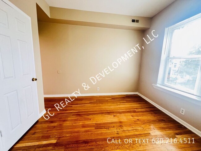 Building Photo - *** $1000 OFF RENT - 4 BEDROOM - 1 BTH / H...