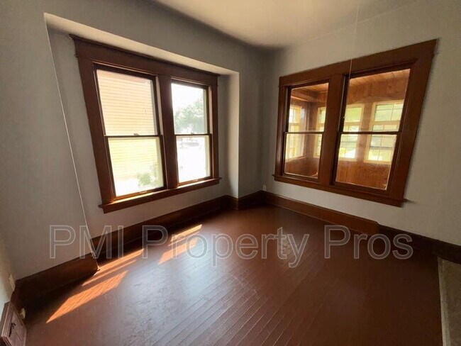 Building Photo - 2222 W Finn Pl