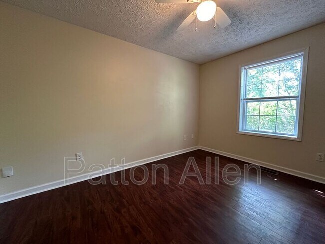 Building Photo - 105 Salola St