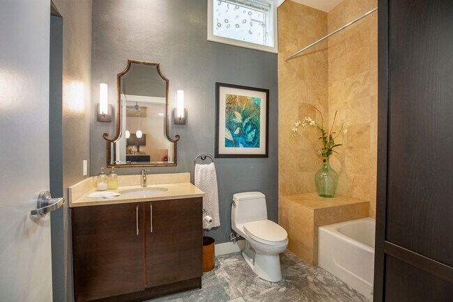 Building Photo - Modern Townhome Living in the Heart of Dow...