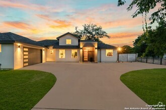 Building Photo - Ready for Move in!!