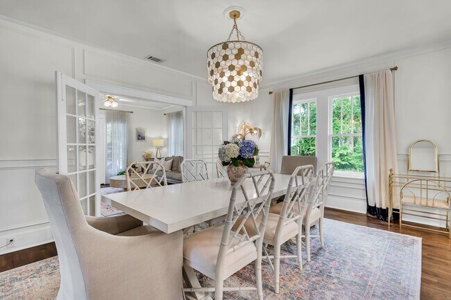 Building Photo - Completely Renovated Charming - 3 bedroom 2 bathroom home - 1108 Bonventure Rd, Savannah GA