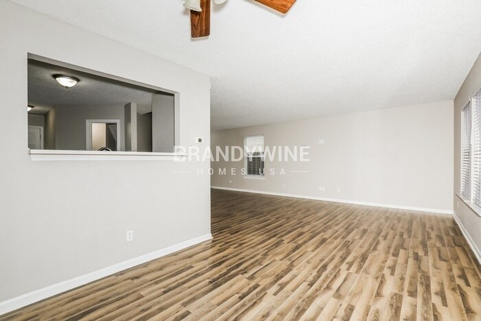 Building Photo - 4528 Connaught Dr E