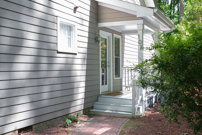 Building Photo - Contemporary 3-Bedroom 2-Bath Townhome in Chapel Hill Close to UNC and Hospital!