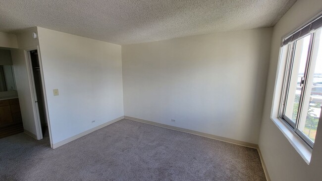 Building Photo - Recently Remodeled 1 Bdrm. 1 Bath w/ 1 Res...