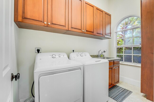 Building Photo - 11985 Carnegie Pl