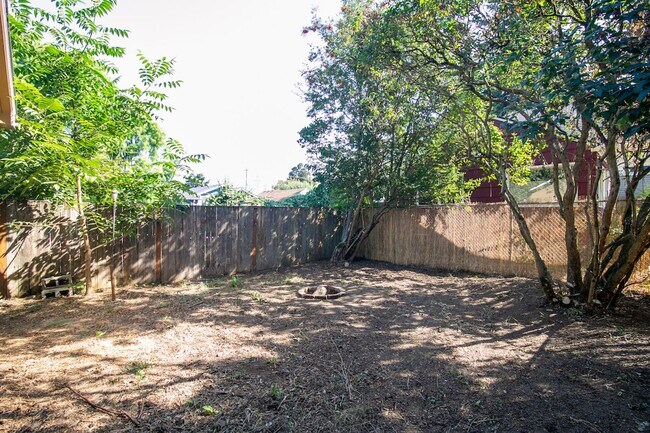 Building Photo - Beautifully Remodeled 3 Bed/1 Bath Bungalo...