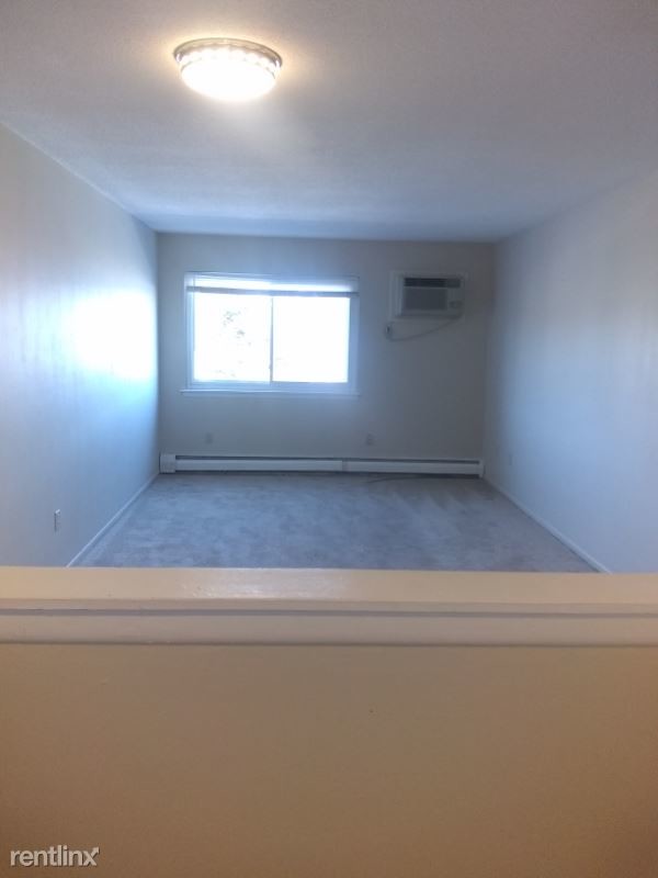 Building Photo - 572 Brook St