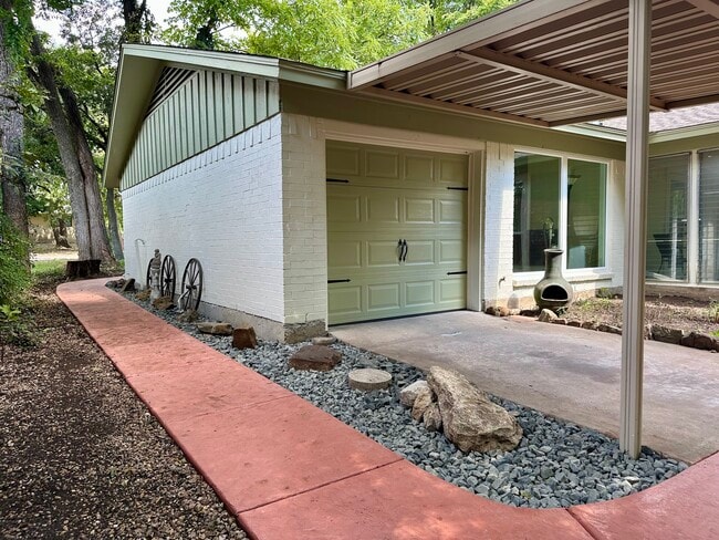 Building Photo - 1616 Aldridge Dr