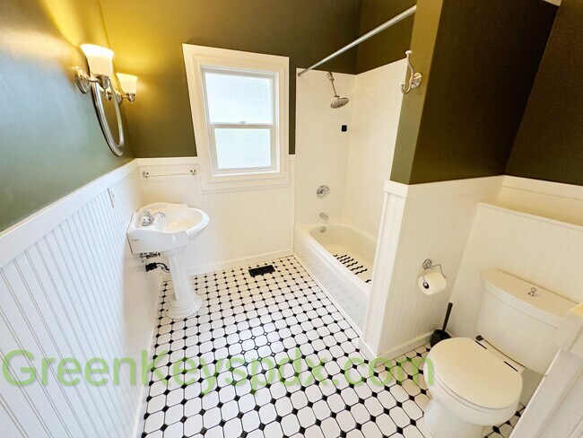 Building Photo - 3-bedroom, 2.5-bathroom Craftsman house in...