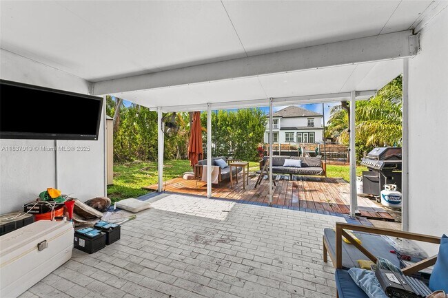 Building Photo - 908 SW 12th Ct