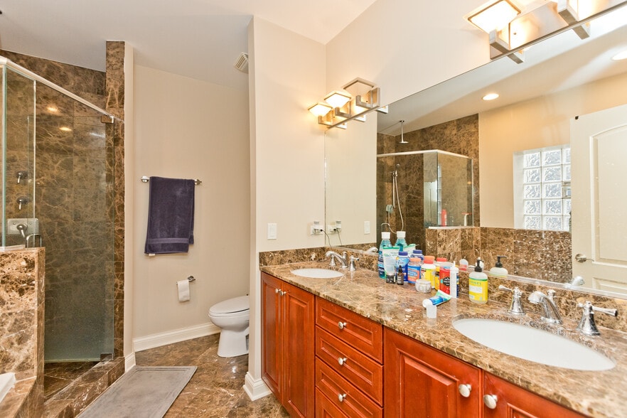 Building Photo - 2414 W Moffat St