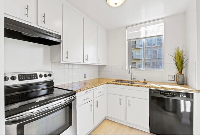 Building Photo - 10747 Wilshire Blvd