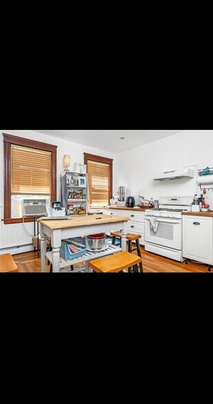 Building Photo - 207 Jewett St