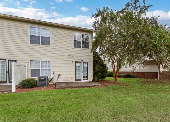 Building Photo - 735 Majestic Dr