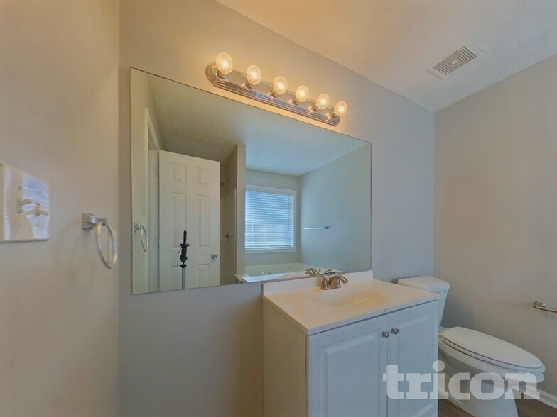 Building Photo - 172 N White Pines Dr