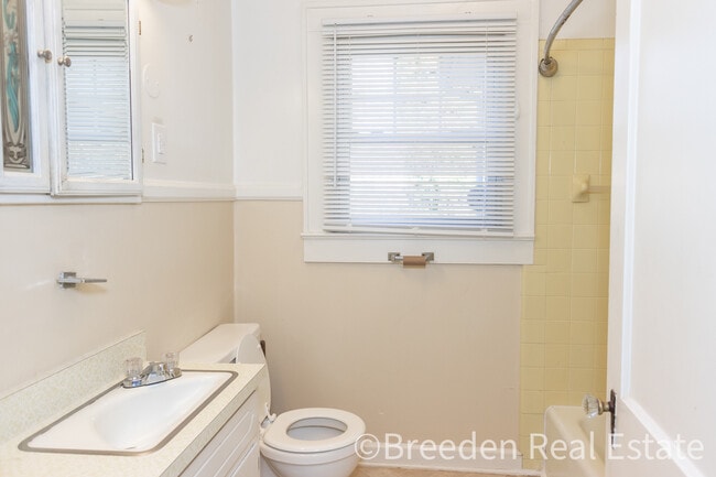 Building Photo - 400 Collett St