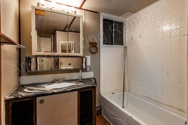 Building Photo - COZY & SPACIOUS