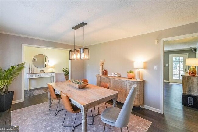 Building Photo - 701 Willow Ridge Dr NE