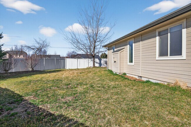 Building Photo - Spacious Home in Quiet Star Cul-de-Sac with Large Yard