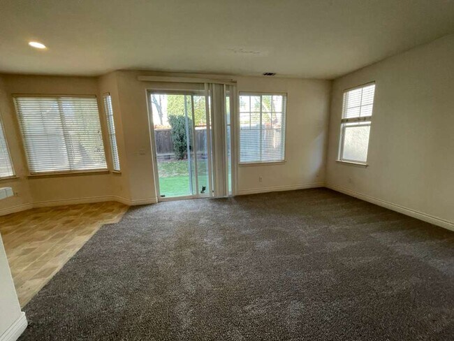 Building Photo - 208 Abigail Cir