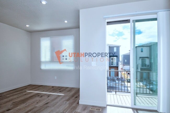 Building Photo - 1025 W 400 S