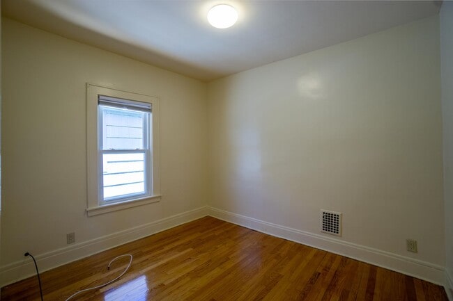 Building Photo - 405 Roosevelt Ave