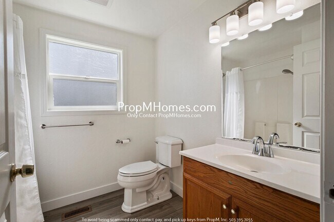 Building Photo - Updated Three Bedroom Home in McMinnville!