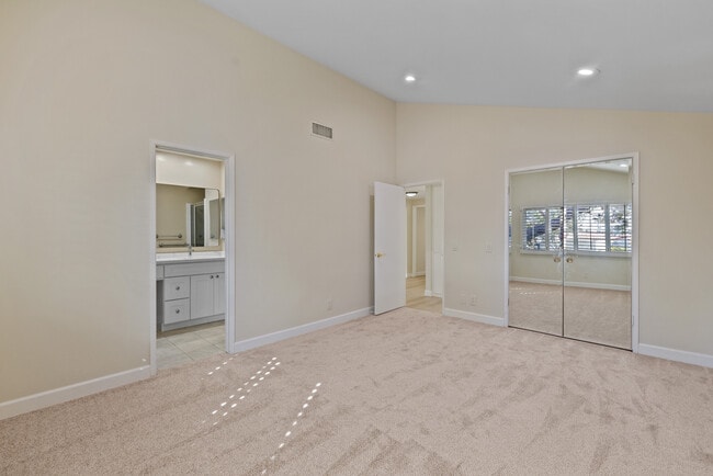 Building Photo - 1954 Vista Caudal