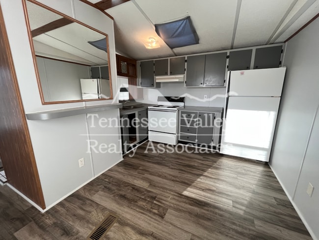 Building Photo - Well kept 3 bedroom/ 2 bathroom home just ...