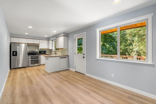 Building Photo - 3 Bed 2 Bath Fully Fenced Split Level Lake...