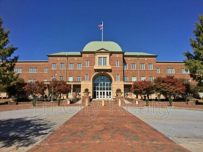 Building Photo - 220 Meadowbrook Ct