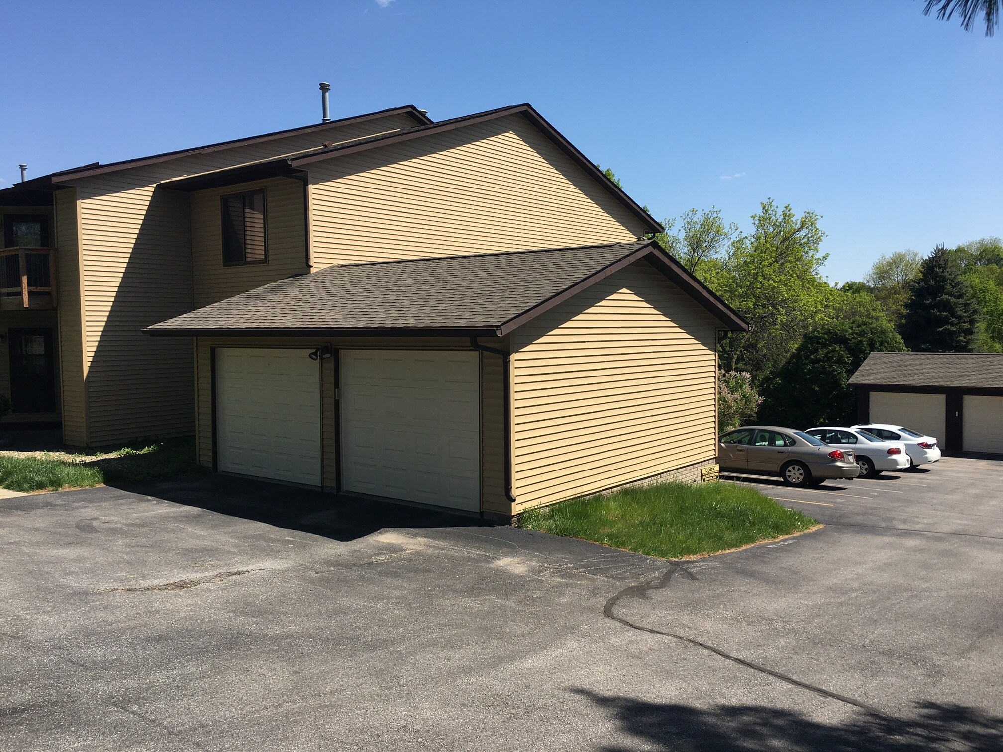 Garage on the left next to building - 2050 Holiday Rd