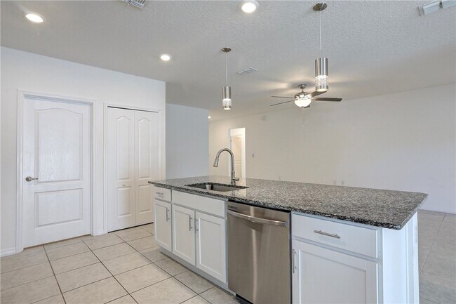 Building Photo - 406 Easy St