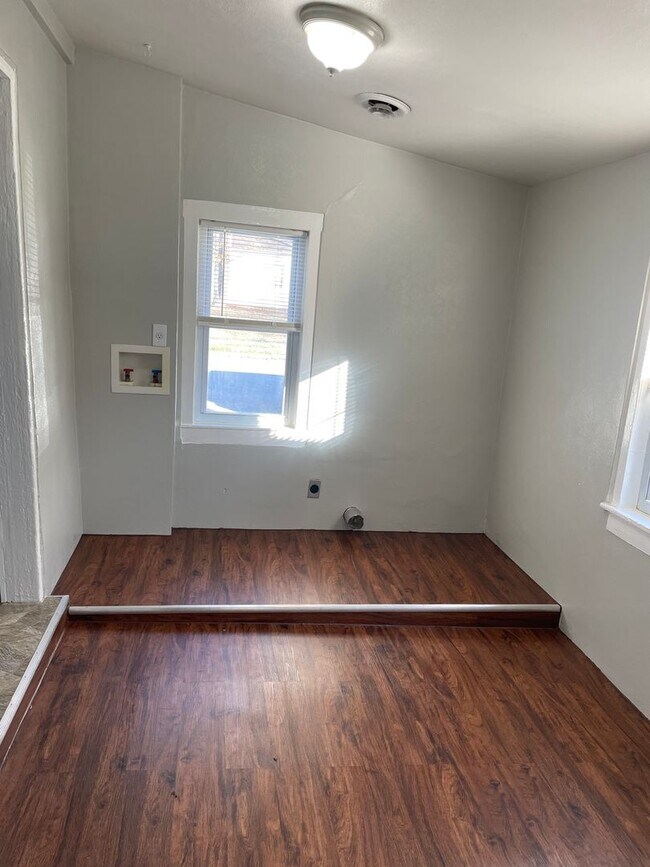 Building Photo - 2 Bed 1 Bath with Garage